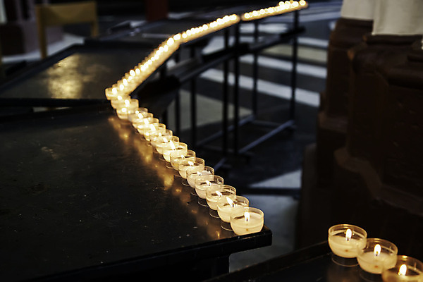 포토 JPG 해외이미지 종교 백그라운드 크리스마스 촛불 불 휴가 전등 따뜻함 사람없음 장식 빛 노란색 교회 평화 검은색 축제 스파 어둠 희망 침묵 할로윈 기도 축하 뜨거움 영혼 야간 심볼 명상 장면 애도 연소 광 신앙심 왁스 화상 많음 해외202004 해외포토 자연요소 기념일 감정 컬러 컨셉 초 종교건축 조명 건물 소리 상처 파일형식 이미지허브