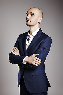 포토 JPG 해외이미지 스튜디오촬영 백인 생각 회사 비즈니스 청소년 회색배경 표정 한명 사람 정장 20대 세로 팔짱 꿈 올려보기 직장인 비즈니스맨 자신감 우아함 전문직 집중 경영자 옷입기 남자한명만 성인남자만 해외202004 해외포토 서양인 직업 1 옷 남자 감정 백그라운드 컨셉 모션 실내 청년 회색 리더 남자만 성인만 파일형식 이미지허브