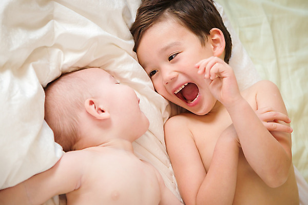 포토 JPG 해외이미지 백인 남자 어린이 장난 놀이 주택 함께함 실내 사랑 미소 동양인 소년 두명 쌓기 중국 침실 침대 아기 신생아 형제 다민족 섞기 혼혈 해외202004 해외포토 서양인 감정 아시아 가구 컨셉 가족 모션 표정 사람 인종 내부 건물 다문화 파일형식 이미지허브