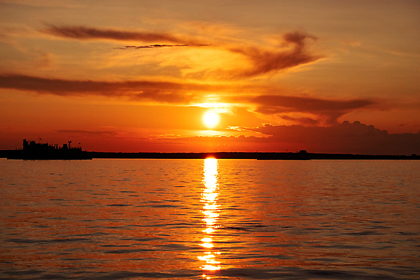 포토 JPG 해외이미지 구름 공원 여행 백그라운드 오렌지 자연 하늘 표면 날씨 풍경 사람없음 야외 빨간색 초록색 물 여름 빛 강 햇빛 태양 노란색 황혼 일몰 저수지 연못 도시 개울 저녁 강가 러시아 대야 천국 멀리 스카이라인 내추럴 수평선 해외202004 해외포토 자연요소 계절 공공시설 유럽 컬러 과일 노을 야간 생태계 파일형식 이미지허브