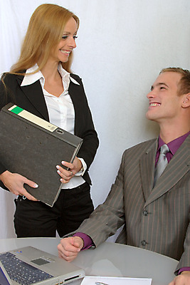 포토 JPG 해외이미지 직업 커플 여자 얼굴 비즈니스 넥타이 협력 종류 대화 협상 사람 정장 두명 스마트폰 컴퓨터 사무실 펜 판매 헤드폰 거래 흰색 업무 서비스 옷입기 경영 해외202004 해외포토 잡화 옷 컬러 음향기기 관계 모션 말하기 신체부위 전자제품 핸드폰 스마트기기 필기구 작업 파일형식 이미지허브