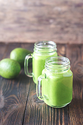 포토 JPG 해외이미지 음료 음식 잎 2 다이어트 채소 과일 재료 유리 탁자 건강 사람없음 목재 초록색 주스 우유 시골 신선 칵테일 항아리 액체 혼합 민트 상쾌 유기농 질감 날것 코코넛 시금치 아보카도 떨림 석공 스무디 채식주의자 케일 디톡스 무알코올 해외202004 해외포토 나무 식물 웰빙 감정 컬러 가구 모션 재질 유제품 주류 도자기 허브 채식 파일형식 이미지허브