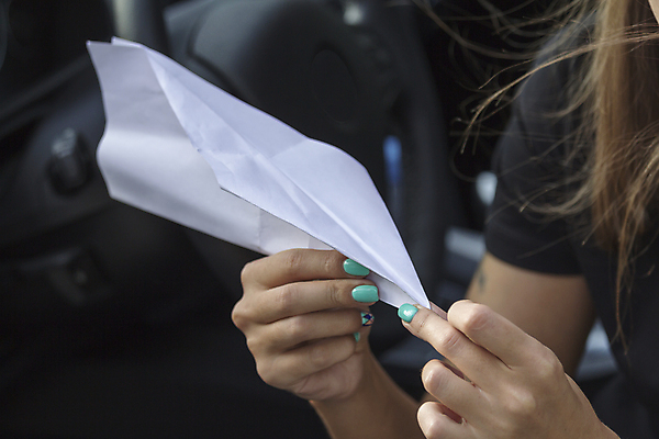 포토 JPG 해외이미지 종이 날개 상상 자동차 아이디어 사람없음 장난감 게임 흰색 던지기 손톱관리 손톱 심볼 종이접기 유지 핸드메이드 해외202004 해외포토 손 육상교통 컬러 컨셉 모션 놀이 네일아트 접기 파일형식 이미지허브