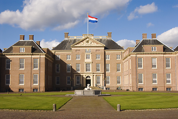 포토 JPG 해외이미지 구름 하늘 파노라마 사람없음 파란색 맑음 궁전 깃발 네덜란드 안뜰 해외202004 해외포토 자연요소 유럽 컬러 고건축 날씨 촬영기법 파일형식 이미지허브