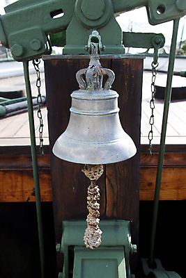 포토 JPG 해외이미지 전통 밧줄 바다 여행 요트 교통시설 항해 사람없음 목재 금속 소리 장비 골동품 종 반지 보트 크루즈 갑판 철 묘사 신호 공포 돛대 놋쇠 옛날 해외202004 해외포토 나무 줄 교통 배_교통 재료 장신구 재질 시설 파일형식 이미지허브