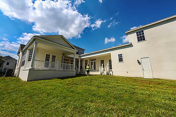 포토 JPG 해외이미지 외관 건축양식 하늘 부동산 주택 한명 잔디 파란색 문 우주 미국 재산 고급 조경 제비 식민지 플로리다 해외202004 해외포토 식물 1 건축 컬러 컨셉 북아메리카 조류 사람 건물 금융 파일형식 이미지허브