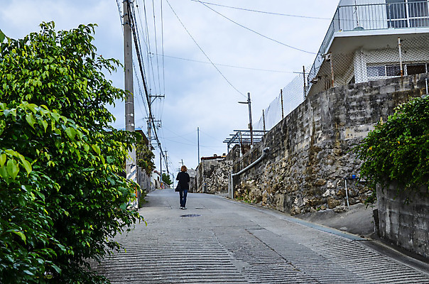 포토 JPG 해외이미지 전통 디자인 외관 도로 건축양식 날씨 돌담 한명 장식 걷기 마을 일본 회색 수확 거친 복고 옛날 해외202004 해외포토 1 건축 아시아 길 컬러 농업 교통시설 모션 사람 담장 돌_바위 파일형식 이미지허브