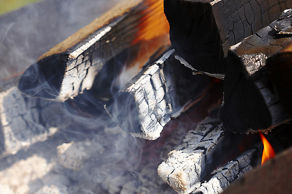 포토 JPG 해외이미지 불 사람없음 목재 빨간색 빛 뜨거움 온도 연소 석탄 해외202004 해외포토 자연요소 나무 컬러 재료 파일형식 이미지허브