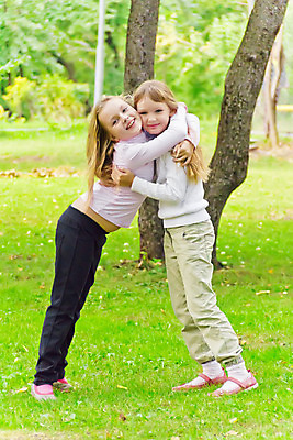 포토 JPG 해외이미지 백인 라이프스타일 여학생 여자 유럽 어린이 스포츠 포즈 2 포옹 놀이 휴식 야외 두명 금발 달리기 운동 걷기 점프 흰색 춤 9 8 6 언니 7 해외202004 해외포토 서양인 학생 헤어스타일 나라 컬러 컨셉 가족 안기 모션 문화예술 건강 사람 생활 숫자 자매 파일형식 이미지허브