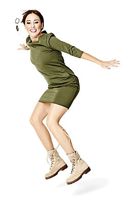 포토 JPG 해외이미지 스튜디오촬영 전신 백인 라이프스타일 응시 드레스 행복 포즈 청소년 갈색머리 부츠 실내 한명 미소 사람 20대 세로 초록색 유행 점프 에너지 자르기 날씬함 흰배경 고립 스타일 여자한명만 카피스페이스 해외202004 해외포토 서양인 1 헤어스타일 시선 옷 감정 컬러 백그라운드 신발 모션 표정 청년 내부 생활 공백 흰색 몸매 여자만 파일형식 이미지허브