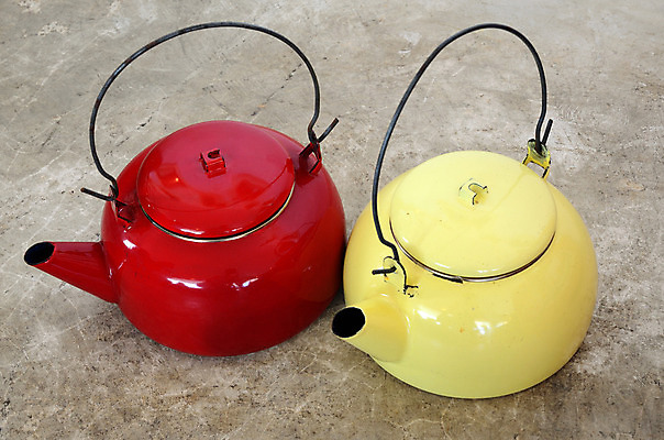 포토 JPG 해외이미지 커피 음료 가정 주전자 주방용품 바닥 손잡이 사람없음 빨간색 노란색 금속 주방 기계 회색 수확 골동품 기구 시골 얼룩 뜨거움 붓기 냄비 컨테이너 갑판 싱글 복고 시멘트 그런지 끓이기 보일러 옛날 철강 콘크리트 해외202004 해외포토 산업 컬러 생활용품 농업 배_교통 모션 재질 솥 파일형식 이미지허브