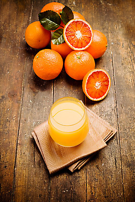 포토 JPG 해외이미지 음료 잎 오렌지 유리 탁자 귤 사람없음 목재 주스 이탈리아 추위 마시기 직물 신선 칵테일 바 액체 달콤 맛 아침식사 오렌지주스 갈증 설탕 자르기 계산대 냅킨 비타민C 에이스 해외202004 해외포토 나무 식물 유럽 가구 컨셉 과일 재료 모션 재질 주류 식사 과일주스 비타민 파일형식 이미지허브