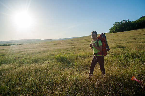 포토 JPG 해외이미지 식물 구름 꽃 행복 감정 스포츠 여행 밭 배낭 자연 하늘 휴가 건강 한명 미소 사람 풍경 야외 여름 여행객 걷기 봄 하이킹 장비 시골 민들레 동유럽 우크라이나 하이커 화창 전경 해외202004 해외포토 자연요소 1 계절 유럽 농업 가방 모션 레저 날씨 표정 생태계 파일형식 탑뷰 이미지허브