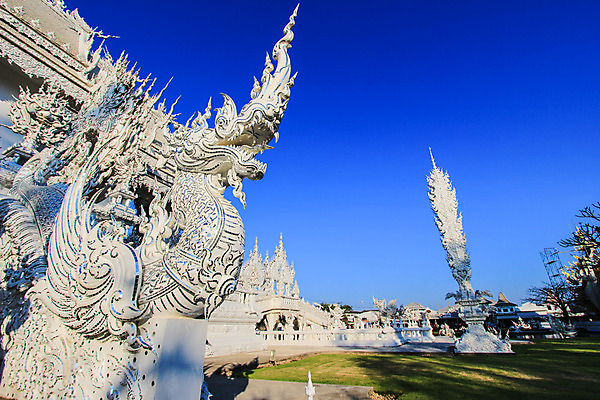 포토 JPG 해외이미지 주간 캐릭터 종교 호수 조각 불교 태국 하늘 창조 미술 사람없음 파란색 컬러풀 햇빛 조각상 반사 맑음 활발 거울 흰색 연못 사찰 수도원 일반 강렬 명품 정교 해외202004 해외포토 자연요소 아시아 컬러 컨셉 종교건축 날씨 문화예술 태양 조형물 상품 파일형식 이미지허브