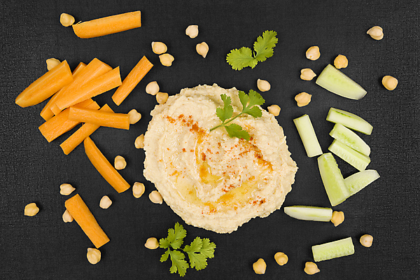 포토 JPG 해외이미지 검은배경 오이 실내 사람없음 하이앵글 당근 병아리콩 중동음식 해외202004 훔무스 해외포토 음식 뷰포인트 백그라운드 채소 콩 뿌리채소 내부 검은색 파일형식 이미지허브