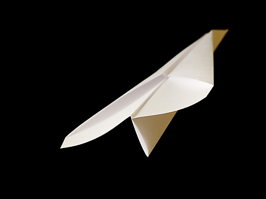 포토 JPG 해외이미지 종이 검은배경 실내 사람없음 한개 종이비행기 해외202004 해외포토 1 백그라운드 내부 검은색 종이접기 파일형식 이미지허브