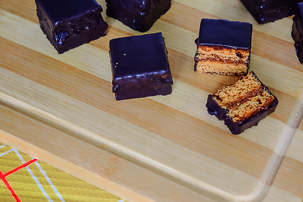 포토 JPG 해외이미지 접시 커피 음식 조각 크리스마스 디저트 요리 사람없음 갈색 케이크 초콜릿 저녁식사 빵집 흰색 신선 달콤 맛 아침식사 설탕 굽기 크림 서빙 점심식사 고립 브라우니 페스츄리 해외202004 해외포토 식기 기념일 음료 빵 컬러 컨셉 상점 식사 구이 파일형식 이미지허브