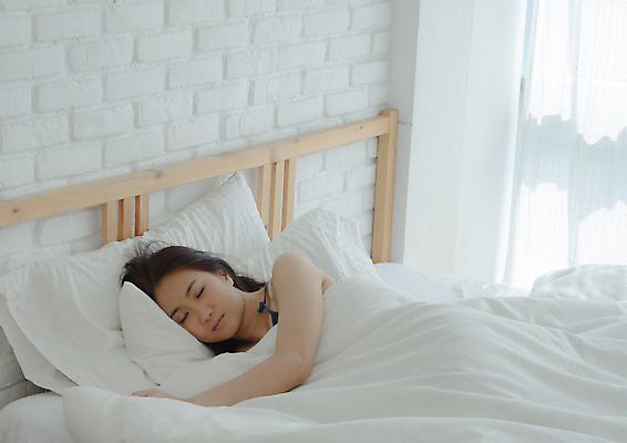 포토 JPG 해외이미지 손 여자 행복 베개 호텔 아침 휴식 주택 실내 따뜻함 사랑 한명 동양인 빛 평화 어둠 꿈 방 터치 추위 흰색 침대 신선 잠 최고 야간 시원함 담요 걱정 낮잠 부드러움 취침시간 해외202004 해외포토 주간 자연요소 1 감정 컬러 가구 컨셉 침구 숙소 사람 인종 내부 건물 신체부위 감각 파일형식 이미지허브