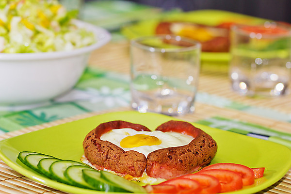 포토 JPG 해외이미지 모양 접시 토마토 와인잔 오이 발렌타인데이 사람없음 빨간색 와인 계란 하트 소시지 성자 맛 메뉴 프랑크푸르트 해외202004 해외포토 식기 종교 컬러 컨셉 채소 술잔 데이이벤트 주류 독일 알 도시 가공식품 파일형식 이미지허브