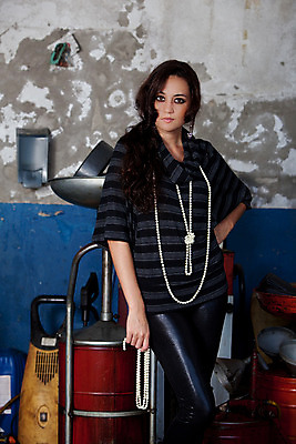 포토 JPG 해외이미지 모델 여자 갈색머리 성인 사람없음 유행 줄무늬 히스패닉 정비소 브라질사람 해외202004 해외포토 헤어스타일 무늬 사람 파일형식 이미지허브