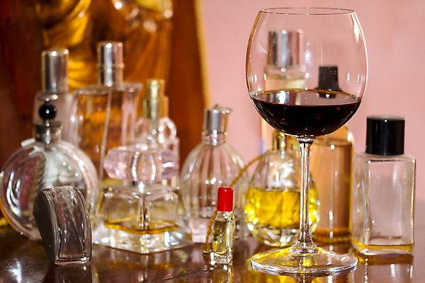 포토 JPG 해외이미지 백그라운드 와인잔 유리 풍경 사람없음 빨간색 와인 검은색 고급 우아함 맛 향수 슛 장면 풍선 설정 해외202004 해외포토 컬러 컨셉 술잔 재질 주류 화장품 파일형식 이미지허브