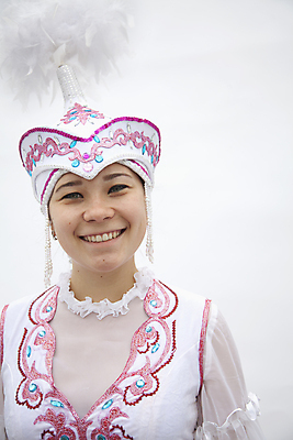 포토 JPG 해외이미지 스튜디오촬영 백인 응시 드레스 여자 행복 전통문화 한명 미소 웃음 20대 세로 컬러풀 활발 흰색 화려 전통의상 흰배경 신분 머리장식 자수 카자흐스탄 해외202004 해외포토 서양인 1 전통 시선 옷 감정 아시아 문화 컬러 백그라운드 컨셉 실내 표정 사람 청년 장식 파일형식 이미지허브