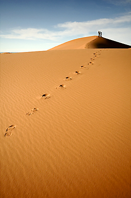 포토 JPG 해외이미지 주간 하늘 풍경 사람없음 야외 주황색 사막 발자국 해외202004 해외포토 자연요소 컬러 자국 파일형식 이미지허브