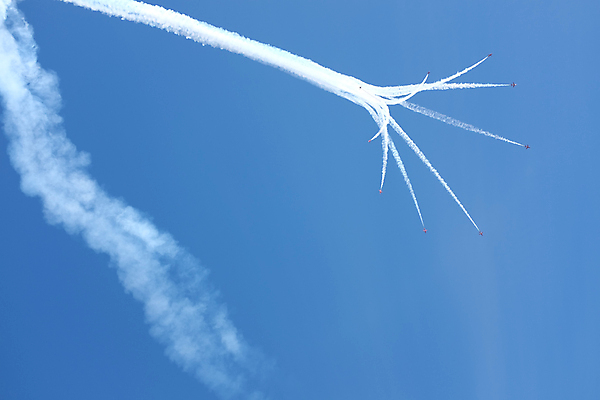 포토 JPG 해외이미지 패턴 자국 하늘 비행기 사람없음 빨간색 파란색 그룹 해외202004 해외포토 컬러 무늬 항공교통 대중교통 파일형식 이미지허브