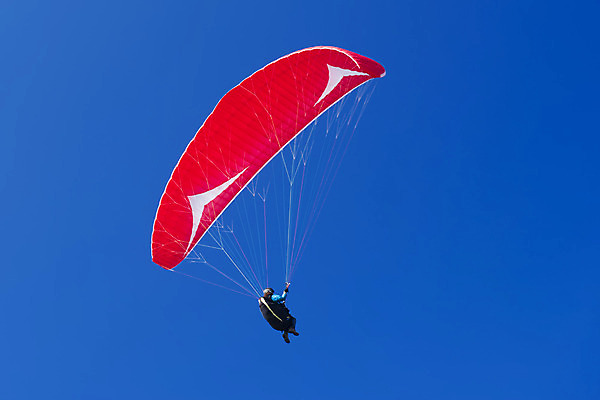 포토 JPG 해외이미지 구름 스포츠 바다 포즈 날개 하늘 한명 풍경 야외 파란색 자유 비행 체험 지중해 익스트림스포츠 스카이다이빙 낙하산 글라이더 무료 해외202004 해외포토 자연요소 1 컬러 컨셉 사람 파일형식 이미지허브