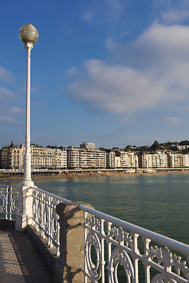 포토 JPG 해외이미지 유럽 바다 여행 가로등 파노라마 풍경 사람없음 물 여름 맑음 도시 스페인 타운 해외202004 해외포토 자연요소 계절 공공시설 나라 날씨 촬영기법 파일형식 이미지허브
