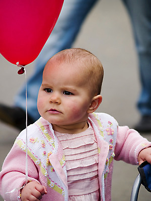포토 JPG 해외이미지 여자 어린이 놀이 한명 사람 빨간색 장난감 아기 닫기 묘사 풍선 걸음마 결백 해외202004 해외포토 1 컬러 모션 파일형식 이미지허브