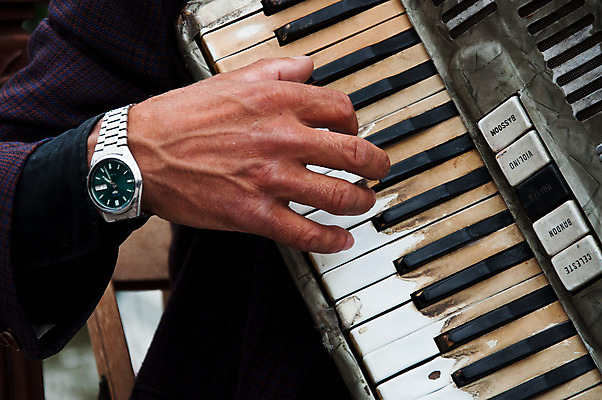 포토 JPG 해외이미지 백인 손 유럽 음악 여행 놀이 거리 사랑 미술 사람 사람없음 야외 여행객 음악가 프랑스 기구 도시 싱글 파리(프랑스) 해외202004 해외포토 서양인 직업 감정 나라 문화예술 신체부위 파일형식 이미지허브