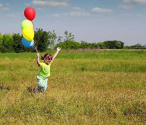 포토 JPG 해외이미지 백인 여자 딸 행복 어린이 밭 장난 모션 놀이 한명 미소 사람 야외 청춘 컬러풀 선글라스 달리기 기쁨 흰색 표현 달콤 다발 풍선 해외202004 해외포토 서양인 1 감정 안경 컬러 컨셉 농업 가족 표정 맛 파일형식 이미지허브