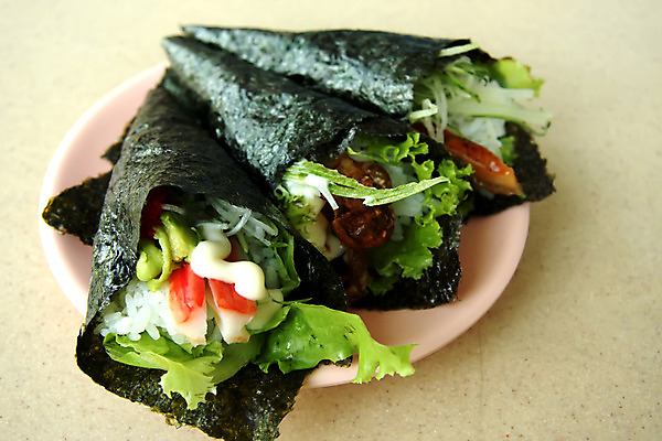 포토 JPG 해외이미지 전통 접시 손 아시아 음식 건강 어류 요리 동양인 사람없음 일본 식사 초밥 회 신선 자르기 배열 먹기 해산물 준비 날것 롤 연어 해외202004 해외포토 식기 나라 모션 인종 신체부위 수중동물 일본음식 파일형식 이미지허브