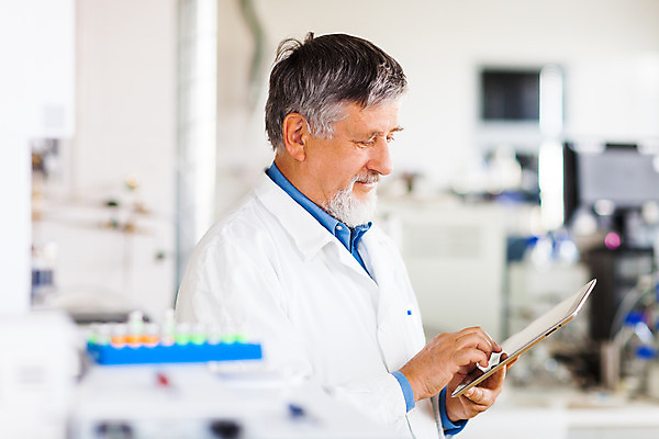 포토 JPG 해외이미지 백인 직업 라이프스타일 남자 과학 인터넷 청진기 성공 건강 병원 한명 파란색 전자제품 컴퓨터 사무실 알약 약 진료 방 환자 의사 코트 흰색 업무 자신감 컨설턴트 상담 외과 해외202004 해외포토 서양인 1 감정 컬러 컨셉 비즈니스 의학 의료기기 사람 생활 외투 의료진 작업 전문직 파일형식 이미지허브