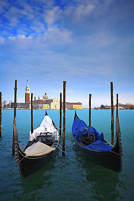 포토 JPG 해외이미지 문화 섬 여행 교통시설 하늘 사람없음 물 여름 빛 햇빛 성당 교회 항구 일몰 이탈리아 램프 보트 곤돌라 운하 베네치아 해외202004 해외포토 자연요소 계절 유럽 교통 배_교통 종교건축 조명 건물 태양 노을 시설 파일형식 이미지허브