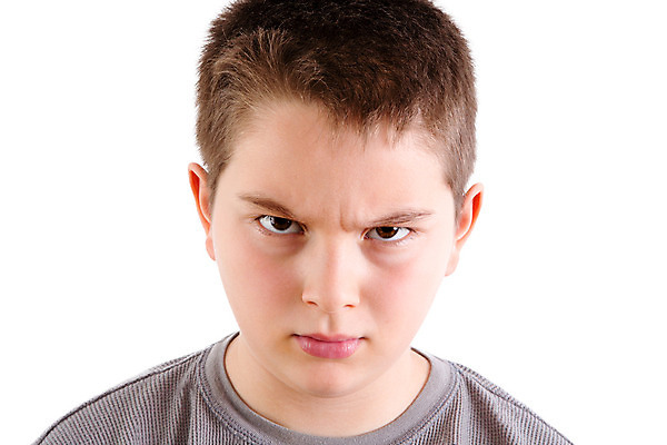 포토 JPG 해외이미지 응시 감정 얼굴 어린이 십자가 한명 소년 분노 흰색 표현 노려봄 고립 해외202004 해외포토 1 시선 남자 컬러 표정 사람 신체부위 파일형식 이미지허브