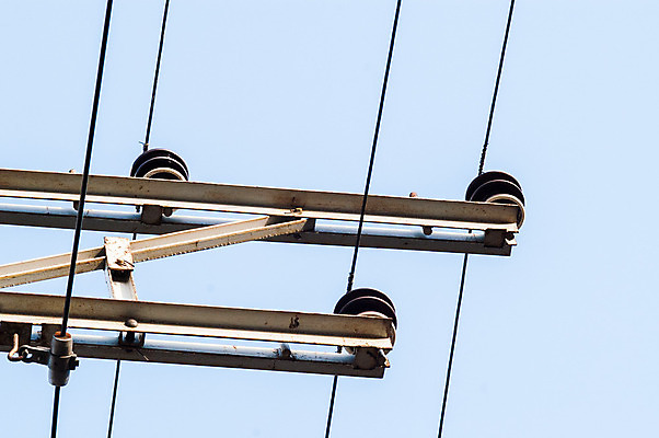 포토 JPG 해외이미지 구름 산업 선 백그라운드 통신 교통시설 하늘 사람없음 파란색 금속 힘 장비 기차 발전기 에너지 기둥 네트워크 역 연결 위험 묘사 머리위 전염 철사 시스템 봉 철탑 공학 변압기 분배 전압 철강 콘크리트 현재 공급 해외202004 해외포토 자연요소 교육 건축 육상교통 컬러 교통 컨셉 재질 대중교통 탑 발전소 질병 시설 감염 파일형식 이미지허브