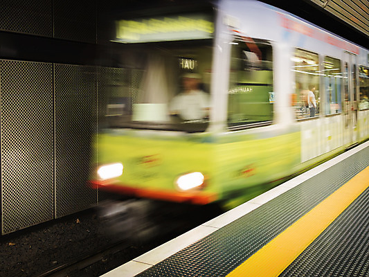포토 JPG 해외이미지 유럽 선 여행 건축양식 교통시설 모션 독일 사람없음 컬러풀 노란색 검은색 운전 기차 흰색 도시 전철 역 소프트포커스 속도 튜브 지하 타운 해외202004 해외포토 건축 나라 육상교통 컬러 교통 대중교통 촬영기법 시설 파일형식 이미지허브
