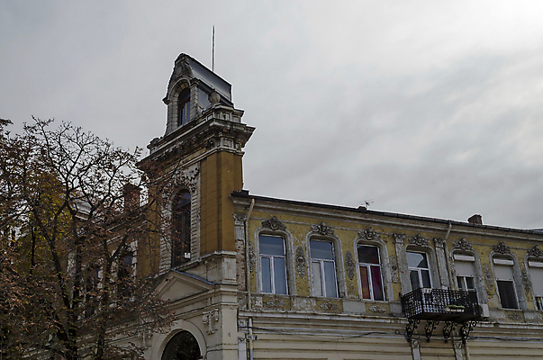포토 JPG 해외이미지 모양 나무 구름 여행 건축양식 하늘 주택 사람없음 건물 장식 울타리 숫자 금속 발코니 아치 타운 불가리아 스타일 개조 해외202004 해외포토 자연요소 식물 문자 건축물 건축 재질 담장 도시 파일형식 남유럽 이미지허브