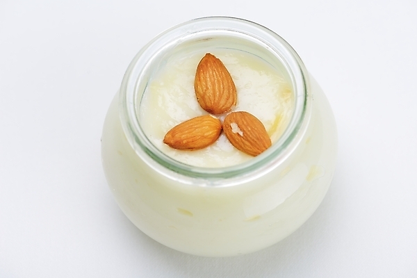 포토 JPG 해외이미지 실내 사람없음 한개 흰배경 아몬드 푸딩 해외202004 해외포토 1 백그라운드 디저트 내부 견과류 흰색 파일형식 이미지허브