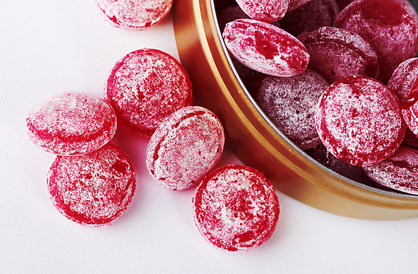 포토 JPG 해외이미지 음식 디저트 막대사탕 사탕 사람없음 빨간색 과자 흰색 대접 항아리 변화 우아함 달콤 맛 설탕 식욕 해로움 해외202004 해외포토 컬러 컨셉 도자기 파일형식 이미지허브