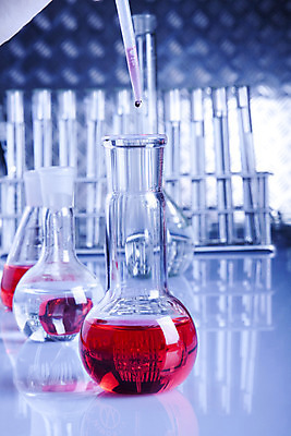 포토 JPG 해외이미지 손 과학 장갑 유리 실험 사람없음 파란색 컬러풀 약 장비 기구 투명 액체 실험실 생명공학 과학자 플라스크 분석 시험관 생물학 유리그릇 튜브 발견 화학물질 해외202004 해외포토 직업 그릇 잡화 교육 컬러 컨셉 의학 재질 실험기구 신체부위 화학 학자 파일형식 이미지허브