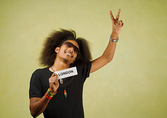 포토 JPG 해외이미지 모델 응시 남자 행복 얼굴 여행 포즈 셔츠 티셔츠 목걸이 미래 한명 사람 빨간색 초록색 컬러풀 선글라스 노란색 유행 귀걸이 검은색 표현 도시 신용카드 은색 런던 긍정 노려봄 해외202004 해외포토 1 시선 감정 안경 컬러 컨셉 상의 장신구 영국 표정 신체부위 금융 파일형식 이미지허브