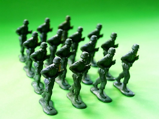 포토 JPG 해외이미지 모델 무기 실내 사람없음 초록색 장난감 미니어처 피규어 총 흰색 닫기 작음 공격 플라스틱 오브젝트 군용 싸움 전쟁 육군 병정 특공대 많음 해외202004 해외포토 컬러 컨셉 모션 재질 군대 내부 모형 크기 특수부대 파일형식 이미지허브