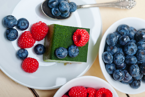 포토 JPG 해외이미지 디저트 실내 사람없음 블루베리 산딸기 무스케이크 녹차맛 나무배경 해외202004 해외포토 음식 백그라운드 과일 내부 케이크 맛 녹차 파일형식 이미지허브