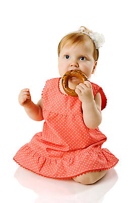 포토 JPG 해외이미지 백인 1 손 딸 행복 어린이 음식 빵 한명 미소 앉기 파란색 금발 쿠키 케이크 흰색 아기 잡기 오픈 입 도넛 달콤 맛 아침식사 작음 연도 먹기 배고픔 슛 걸음마 고립 천진난만 해외202004 해외포토 서양인 헤어스타일 감정 컬러 컨셉 가족 모션 디저트 표정 사람 신체부위 식사 크기 파일형식 이미지허브