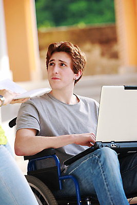 포토 JPG 해외이미지 백인 학생 라이프스타일 교육 대학생 한명 사람 앉기 야외 책 가로 노트북 컴퓨터 건강관리 공책 환자 질병 장애인 휠체어 대학교 테라피 치유 성인남자만 해외202004 해외포토 서양인 1 의학 학교 모션 문구용품 건강 관리 생활 전자제품 뷰티 장애 남자만 성인만 파일형식 이미지허브