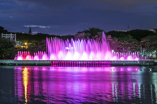 포토 JPG 해외이미지 공원 파도 전등 사람없음 야외 물 여름 파란색 빛 반사 신선 도시 떨어짐 야간 저녁 당구 분수 장면 에콰도르 뮤지컬 해외202004 해외포토 자연요소 계절 공공시설 바다 컬러 컨셉 조명 구기 남아메리카 파일형식 이미지허브