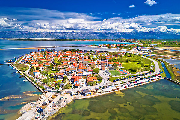 포토 JPG 해외이미지 식물 구름 유럽 모래 바다 섬 밭 건축양식 하늘 산 안테나 해변 사람없음 건물 물 파란색 모래사장 교회 마을 탑 바위 도시 만 역사 지중해 대문 소금 대야 타운 크로아티아 다도해 달마시안 채널 해외202004 해외포토 자연요소 건축물 건축 나라 컬러 농업 통신 종교건축 문 돌_바위 개 파일형식 이미지허브